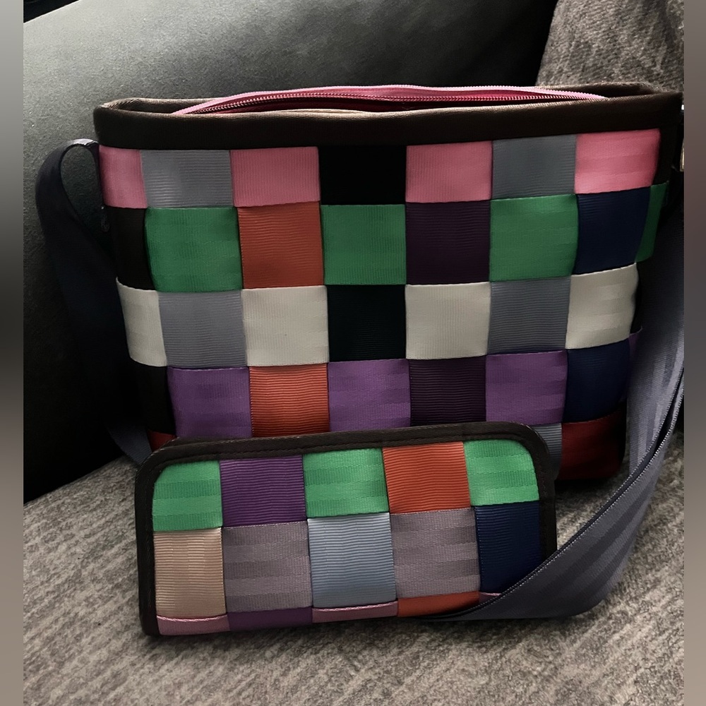 Harveys Seatbelt Messenger bag and matching wallet